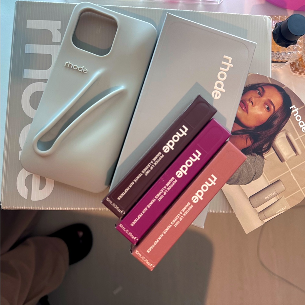 Rhode lip case iPhone 15 pro max includes 3 lip tints
